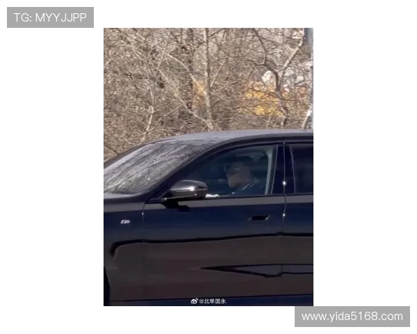 姆巴佩巴黎街头驾车现身年薪1280万镑却开35万座驾